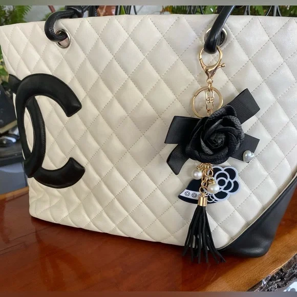 Black and White Camellia Flower Purse Charm Keychain/Bag
Charm/Car Charm - Picture 1 of 3